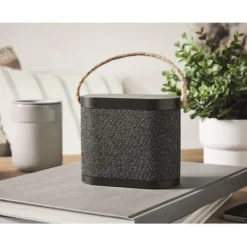 Gift Campaign Altoparlante wireless 5.3 con caricatore e laccetto in juta 15W></noscript> Casse Personalizzate