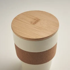 Gift Campaign Bicchiere in PP riciclato con fascia in sughero e tappo in bambù 300 ml></noscript> Bicchieri Take Away