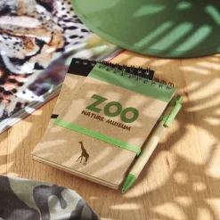 Gift Campaign Block notes con logo A6 elastico pagine bianche e penna blu EcoSpiral></noscript> Gadget Ecologici|Gadget Per L'Ufficio