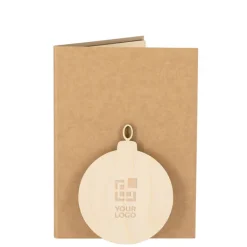 Gift Campaign Cartolina natalizia con decorazione a forma di pallina e semi di pino><noscript><img width=