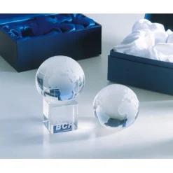 Gift Campaign Fermacarte con logo a forma di mondo cubo personalizzabile Globe></noscript> Gadget Per L'Ufficio