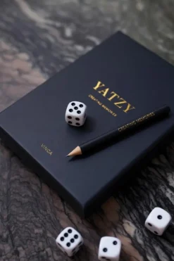 Gift Campaign Gioco dei 5 dadi in elegante scatola personalizzabile con logo Yatzy></noscript> Giochi E Passatempo