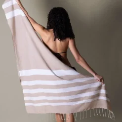 Gift Campaign Grande pareo in cotone riciclato con frange bianche 145 g/m2><noscript><img width=