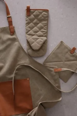 Gift Campaign Grembiule in tela stonewashed con dettagli in pelle vegana Rustic><noscript><img width=