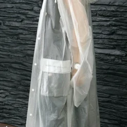 Gift Campaign Impermeabile taglia unica con chiusura frontale e cappuccio in PVC></noscript> Impermeabili