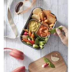 Gift Campaign Lunch box in acciaio inox con coperchio e fascia Black+Blum da 1,25l><noscript><img width=