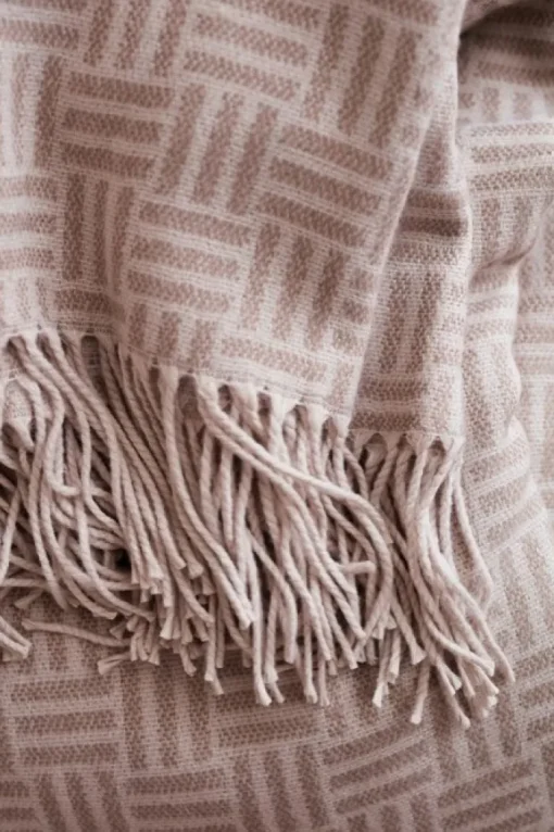 Gift Campaign Plaid jacquard con logo, motivo geometrico e frange Geometric Comfort> Coperte
