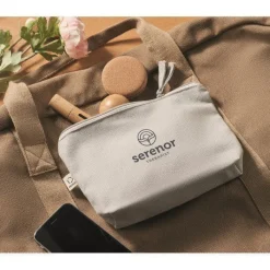 Gift Campaign Pochette in tessuto riciclato da 320 gr/m² con cerniera coordinata></noscript> Pochette Personalizzate