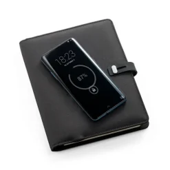 Gift Campaign Portablocco con logo A5 caricatore wireless e tasca smartphone Charger><noscript><img width=