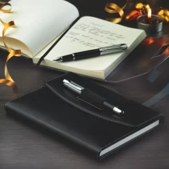 Gift Campaign Portablocco promozionale A5 fogli a righe e penna nera Delux></noscript> Portadocumenti Personalizzati