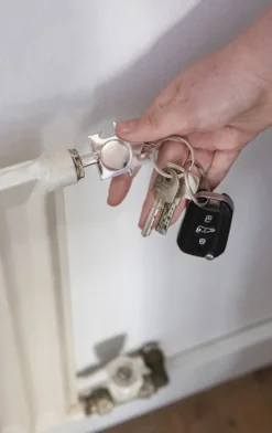 Gift Campaign Portachiavi con chiave di sfiato gettone e apribottiglie in zinco RCS></noscript> Portachiavi In Metallo