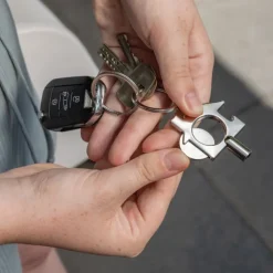 Gift Campaign Portachiavi con chiave di sfiato gettone e apribottiglie in zinco RCS></noscript> Portachiavi In Metallo