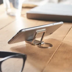 Gift Campaign Portachiavi metallico rettangolare che diventa un supporto per telefono></noscript> Portachiavi In Metallo