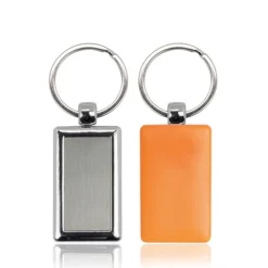 Gift Campaign Portachiavi rettangolare con lato in plastica colorata e 1 in metallo></noscript> Portachiavi In Metallo