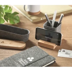Gift Campaign Portapenne in feltro RPET con base in bambù e supporto per cellulare></noscript> Gadget Per L'Ufficio|Portapenne