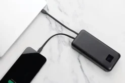 Gift Campaign Powerbank da 20.000 mAh e 65W con cavetti tipo C e iOS integrati></noscript> Power Bank Personalizzati