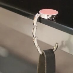 Gift Campaign Reggiborsa da tavolo in metallo con corona in similpelle Colors></noscript> Gadget Per Parrucchieri|Appendi Borse