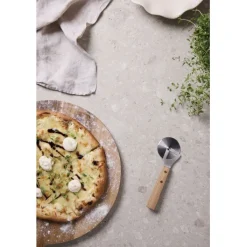 Gift Campaign Rotella tagliapizza in acciaio inox con manico in legno><noscript><img width=