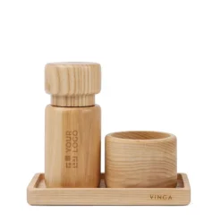 Gift Campaign Saliera e macinapepe dal design scandinavo in legno di frassino></noscript> Altri Utensili Da Cucina