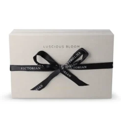 Gift Campaign Scatola regalo con candela e diffusore con aroma floreale Victorian></noscript> Candele