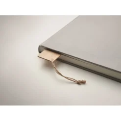 Gift Campaign Segnalibro pubblicitario in bambù con cordino in juta Novel></noscript> Gadget Per L'Ufficio