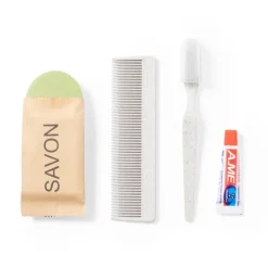Gift Campaign Set da viaggio con spazzolino, dentifricio, sapone e pettine Essential></noscript> Accessori Da Viaggio
