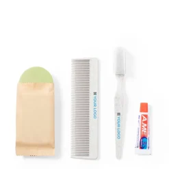 Gift Campaign Set da viaggio con spazzolino, dentifricio, sapone e pettine Essential></noscript> Accessori Da Viaggio