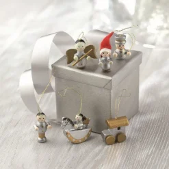 Gift Campaign Set di 6 decorazioni in legno per l'albero di Natale in scatola Wood></noscript> Gadget Natalizi