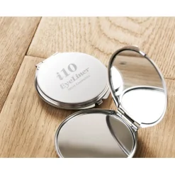 Gift Campaign Specchietto in metallo cromato con logo e doppio specchio UpTown></noscript> Gadget Per Parrucchieri|Specchietti Da Borsa