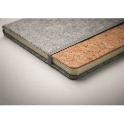 Gift Campaign Taccuino A5 con copertina in feltro rPET in sughero e pagine a righe></noscript> Quaderni A5