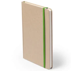 Gift Campaign Taccuino A5 in cartone riciclato con elastico colorata e pagine neutre></noscript> Taccuini Ecologici|Quaderni A5