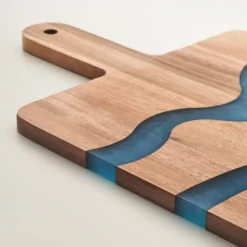 Gift Campaign Tagliere in di acacia con dettagli blu in resina epossidica><noscript><img width=