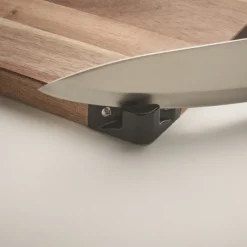 Gift Campaign Tagliere in personalizzato in acacia con affilalame su un angolo><noscript><img width=