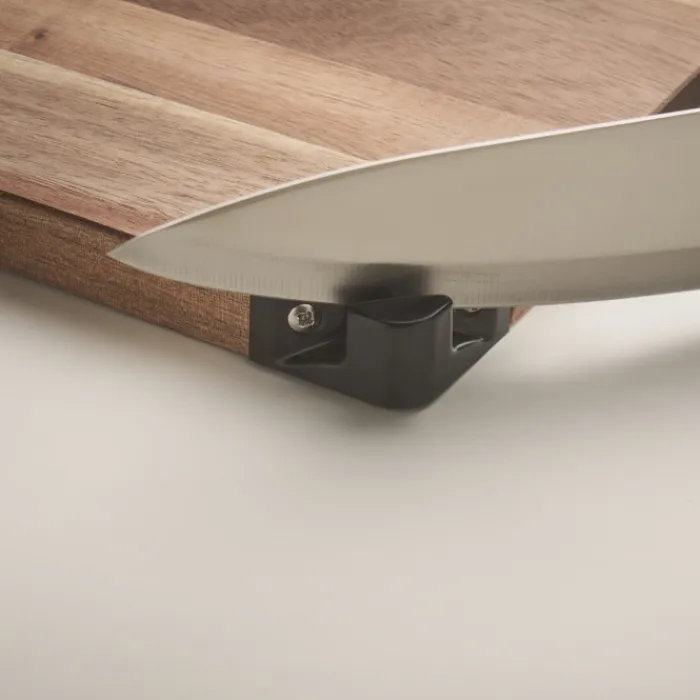 Gift Campaign Tagliere in personalizzato in acacia con affilalame su un angolo> Taglieri