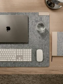 Gift Campaign Tappetino per scrivania in feltro riciclato con base antiscivolo></noscript> Gadget Per L'Ufficio