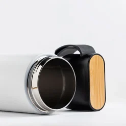 Gift Campaign Thermos in acciaio inox con manico e dettaglio in bambù 600 ml><noscript><img width=