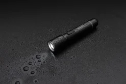 Gift Campaign Torcia in alluminio riciclato con 5 modalità di luce e portata di 100m><noscript><img width=