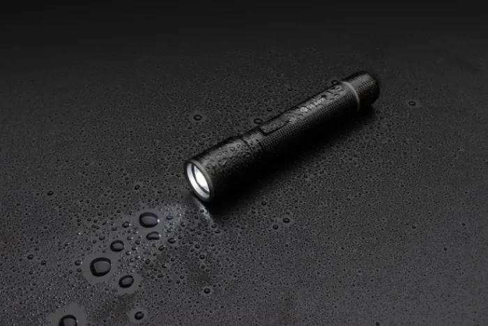 Gift Campaign Torcia in alluminio riciclato con 5 modalità di luce e portata di 100m> Torce