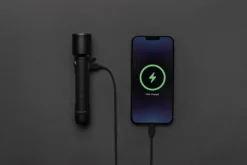 Gift Campaign Torcia in alluminio riciclato con 5 modalità di luce e portata di 500m></noscript> Torce