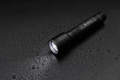 Gift Campaign Torcia in alluminio riciclato con 5 modalità di luce e portata di 500m></noscript> Torce
